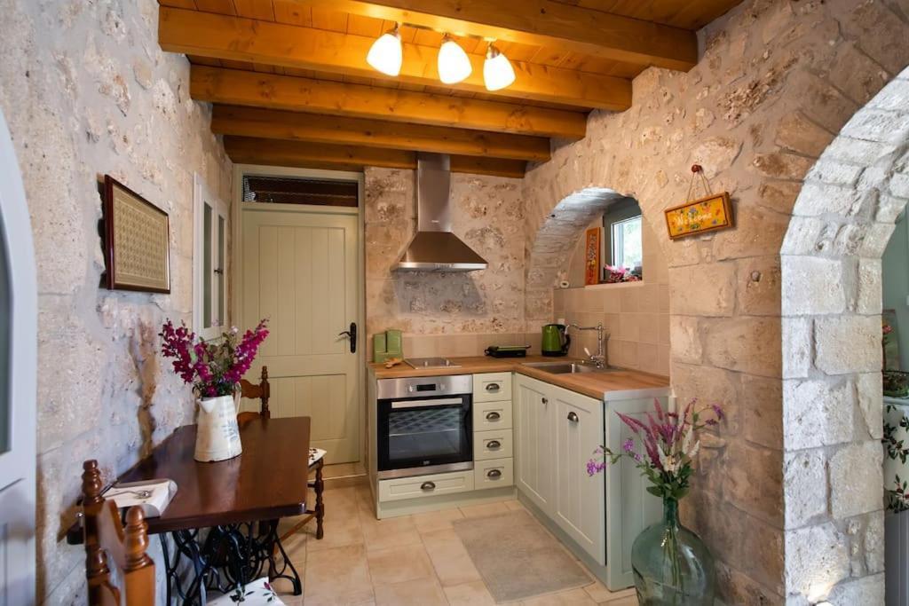 Villa La casa di Bella a tradional stone house with barbecue Kariá Esterno foto