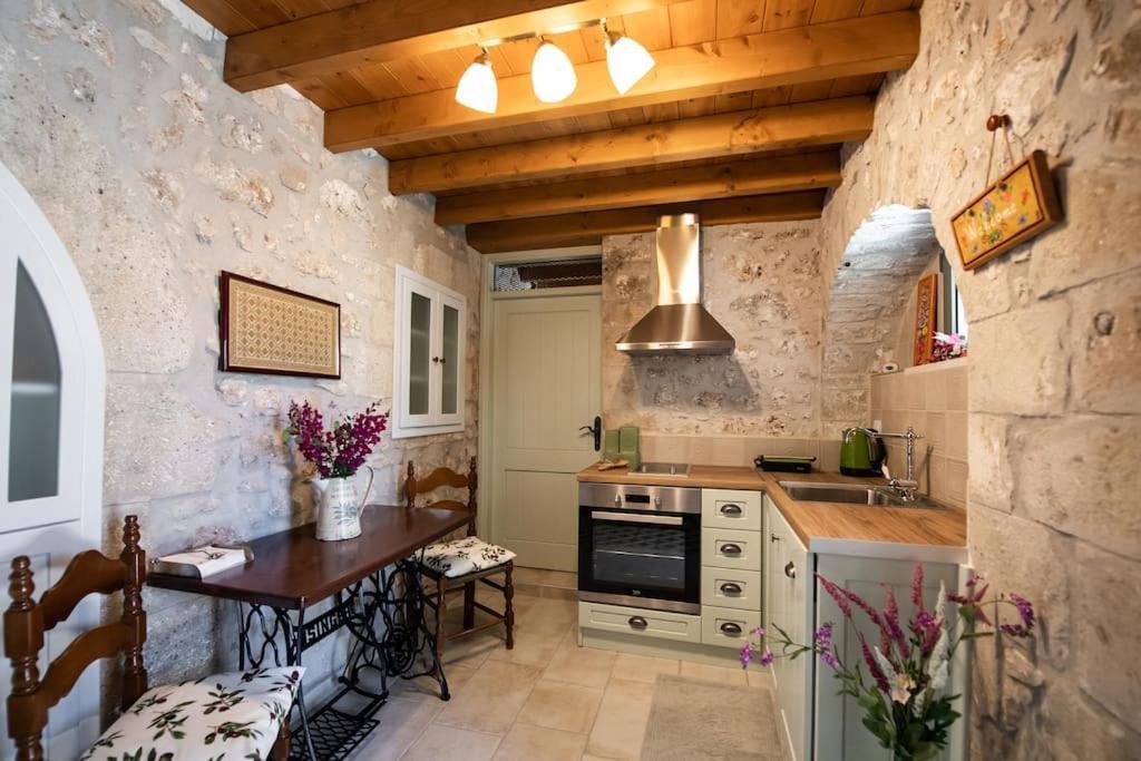 Villa La casa di Bella a tradional stone house with barbecue Kariá Esterno foto
