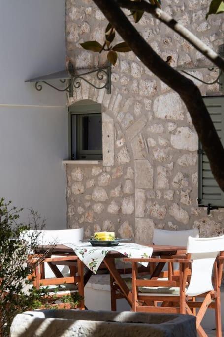 Villa La casa di Bella a tradional stone house with barbecue Kariá Esterno foto