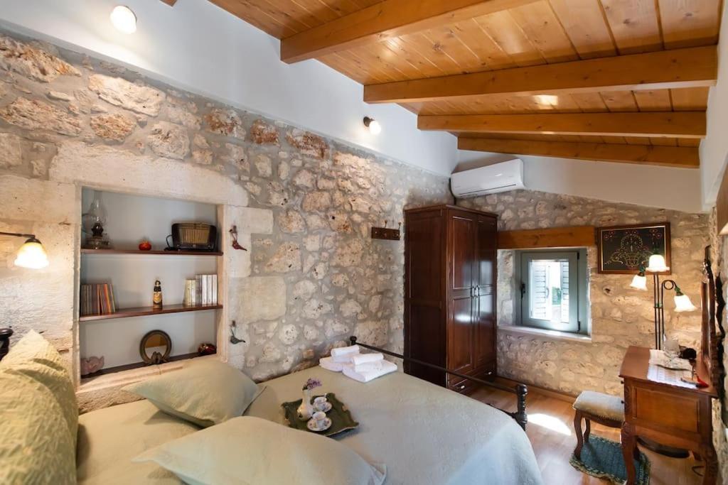 Villa La casa di Bella a tradional stone house with barbecue Kariá Esterno foto